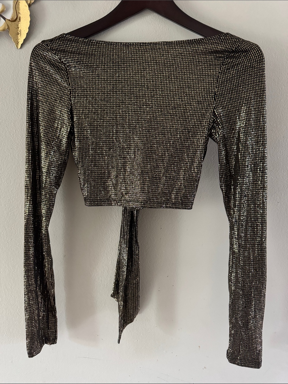 PrettyLittleThing Metallic Gold Long Sleeve Cropped Top